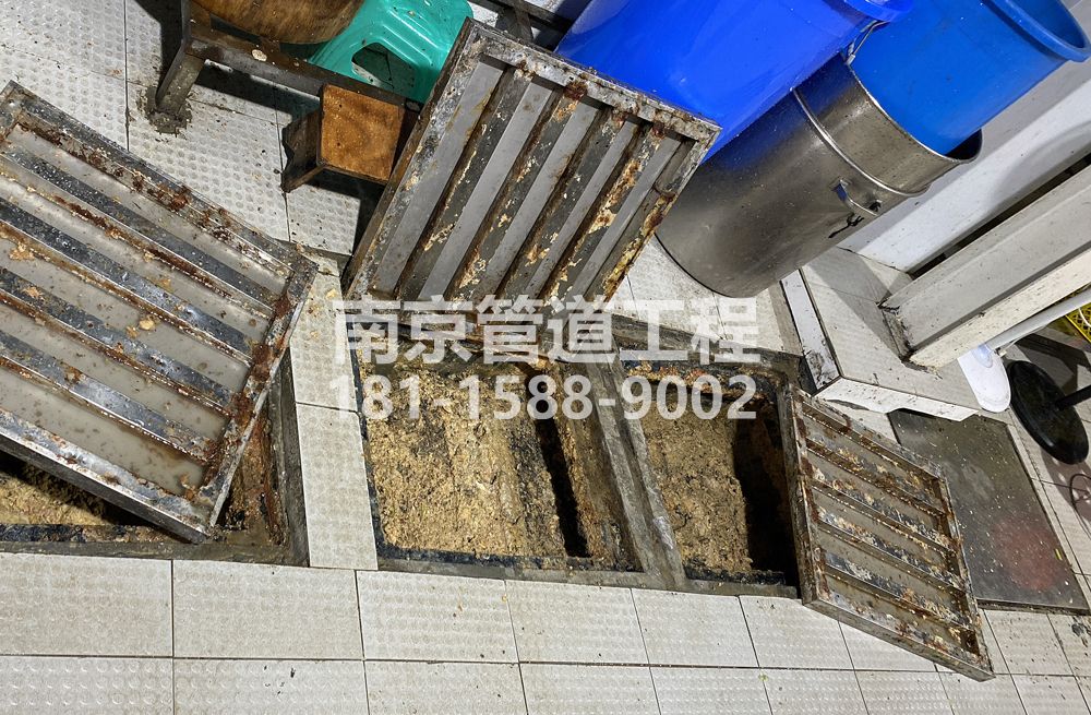278江宁区城管中队食堂隔油池清理